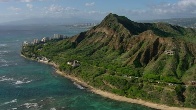 鸟瞰图的钻石头火山口和灯塔在檀香山海岸与遥远的摩天大楼。视频素材