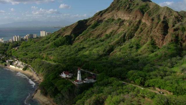 鸟瞰图钻石头灯塔在檀香山海岸与遥远的摩天大楼。视频素材