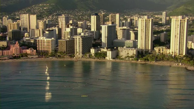 夏威夷檀香山海岸威基基摩天大楼的鸟瞰图。视频素材