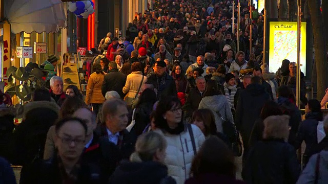 路人在Koenigstraße，斯图加特，巴登-符腾堡，德国视频素材