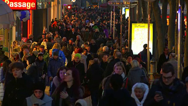 路人在Koenigstraße，斯图加特，巴登-符腾堡，德国视频素材