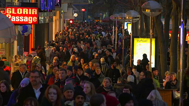 路人在Koenigstraße，斯图加特，巴登-符腾堡，德国视频素材