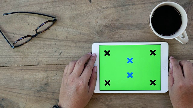 上图为使用数字平板电脑的绿色屏幕，水平视频素材