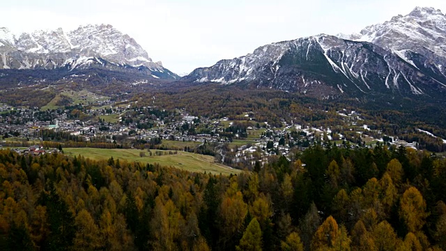 秋天在Cortina D'Ampezzo，山脉白云石，意大利，欧洲视频素材