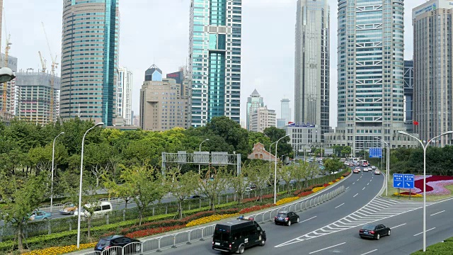 高层建筑和汽车上的道路在浦东新区，中国上海视频素材