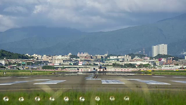 飞机在台北松山机场降落，台北，台湾视频素材