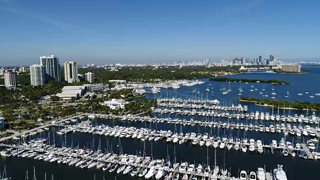 Dinner Key Marina 4K Aerial with Downtown Miami in the Distance .晚餐Key Marina 4K Aerial with Downtown Miami在远处视频素材