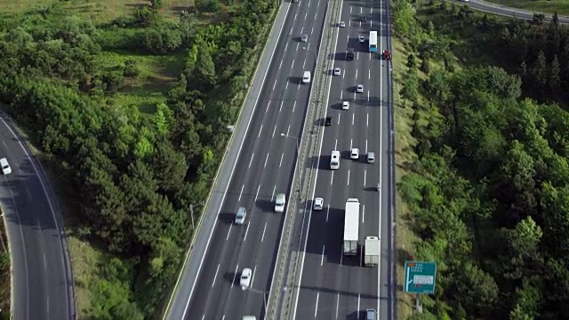 航拍跟踪高速公路视频素材