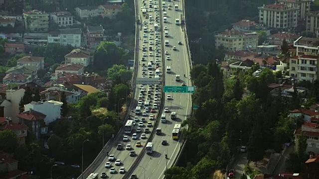 伊斯坦布尔环城公路穿过住宅区视频素材