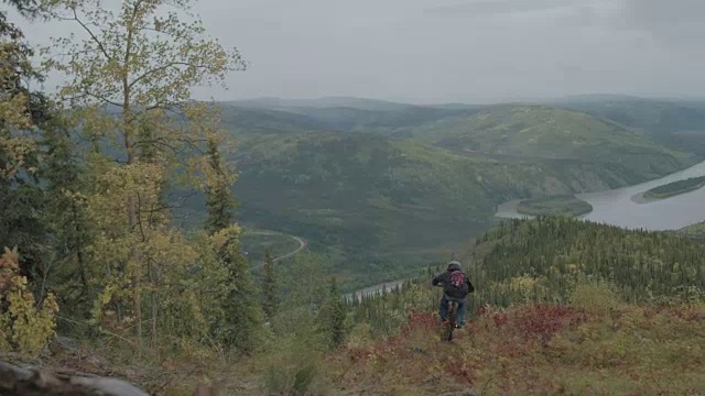 山地自行车穿越荒野视频下载