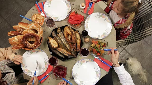 有节日食物的家庭餐桌视频下载