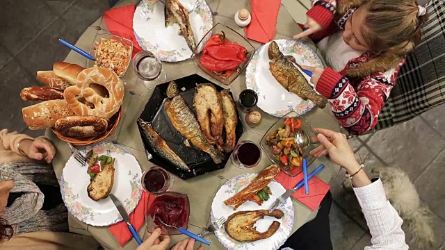 有节日食物的家庭餐桌视频下载