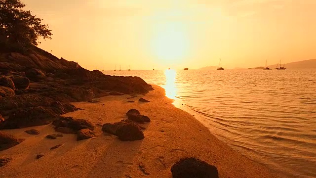 日落剪影热带岛屿的海滩视频素材