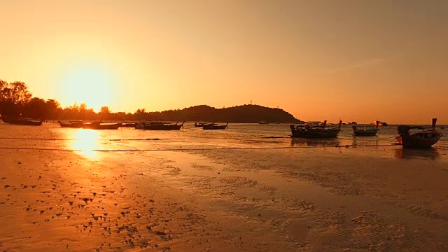 日出剪影热带岛屿的海滩视频素材