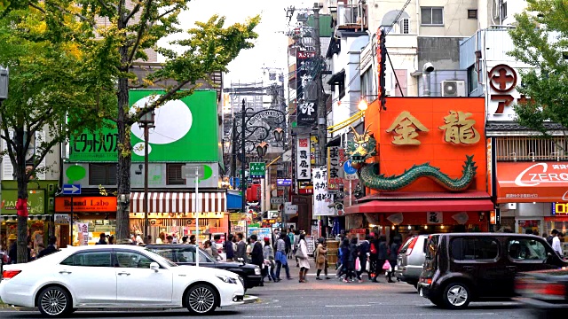 大阪市场街上拥挤的人群视频素材