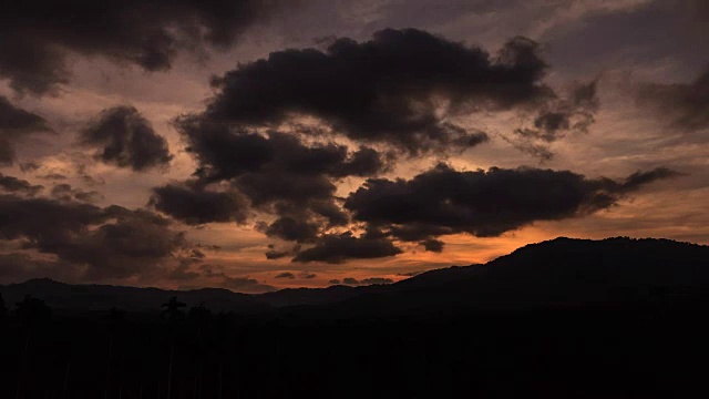 时间流逝日落山夜到白天。视频素材