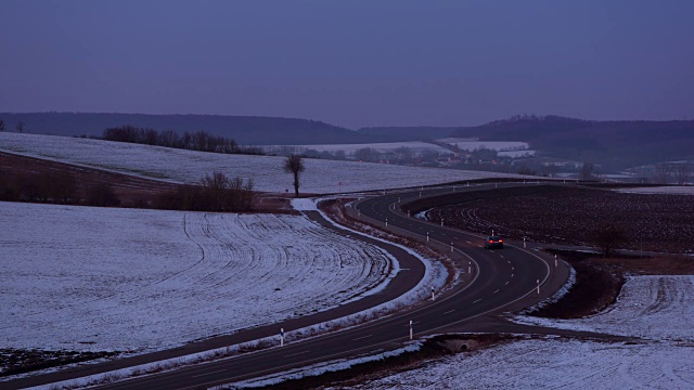 在乡村道路上驾驶汽车。视频素材