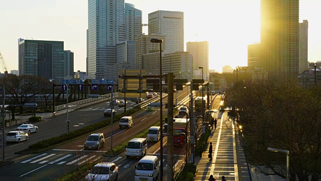 日本东京，Koto, Toyosu, Toyosu 2-丁目十字路口的晴海和筑岛地区的摩天大楼。视频素材