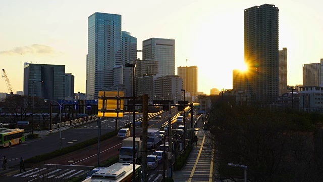 日本东京，Koto, Toyosu, Toyosu 2-丁目十字路口的晴海和筑岛地区的摩天大楼。视频素材