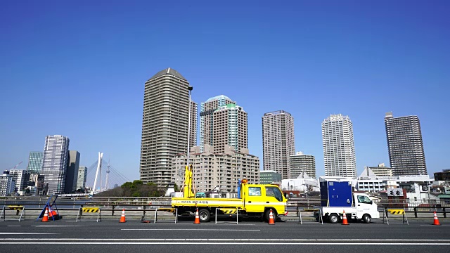 日本东京中央区筑田大桥的交通画面。在日本东京中央筑田，可以看到后面的高层公寓。视频素材