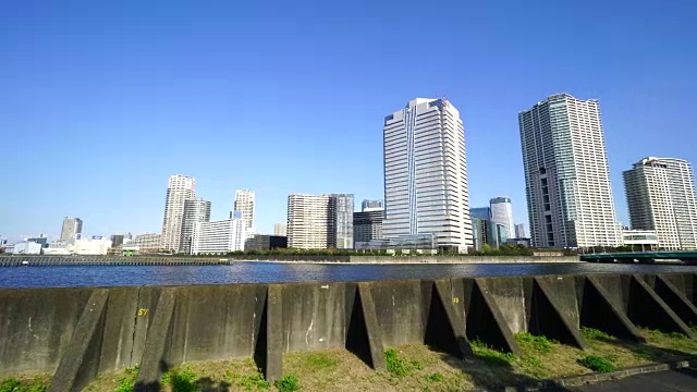 晴水运河河岸外，镜头捕捉到琴户区丰雄的高层建筑。右面是晴桥，横跨运河，连接筑岛、中町区和丰洲、琴藤区。视频素材