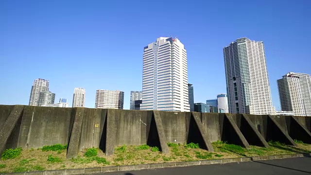 晴美运河银行外，镜头捕捉到东京琴藤区丰雄的高层建筑。视频素材