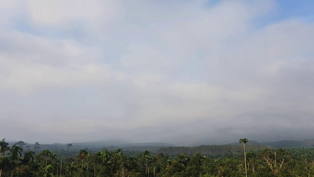 泰国有雾和云的山地景观。视频素材