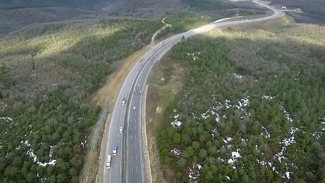 航拍:森林附近的高速公路视频素材