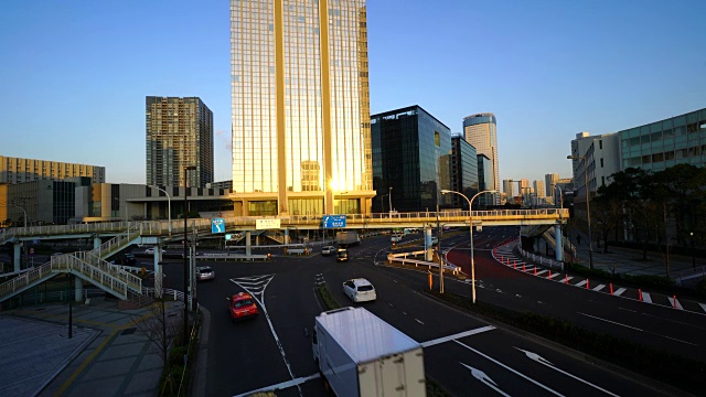 行人天桥在Toyosu 2丁目路口日落在Toyosu, Koto，日本东京。视频素材