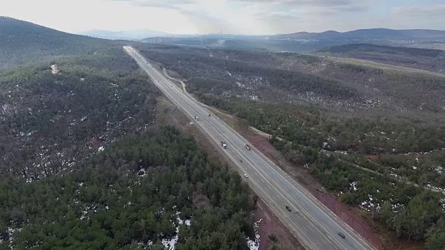 航拍:森林附近的高速公路视频素材