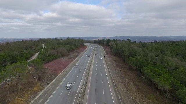 航拍:森林附近的高速公路视频下载