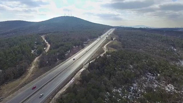 航拍:森林附近的高速公路视频下载