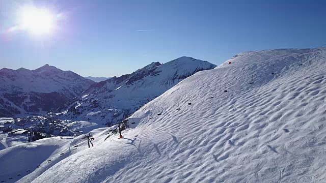 寒假，4k无人机空中滑雪夫妇坐在升降椅上视频素材