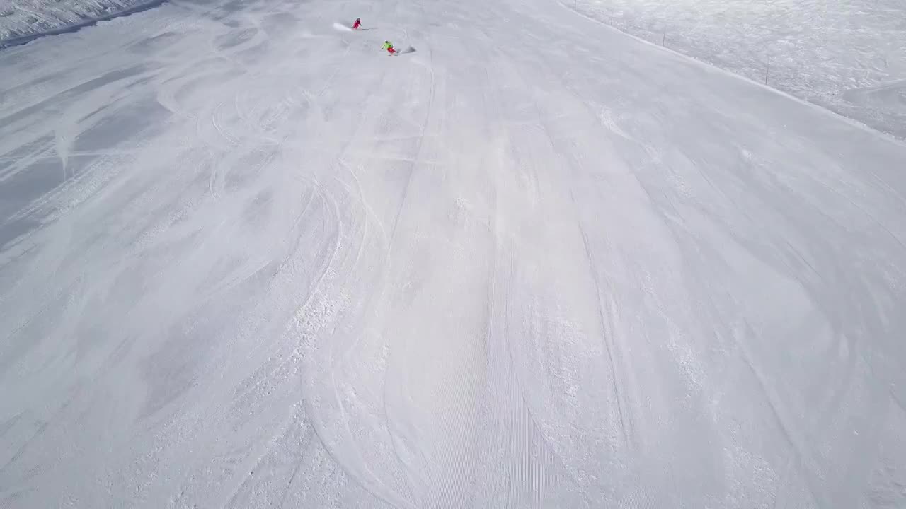 寒假，在空旷的滑雪坡上进行4k空中滑雪视频素材