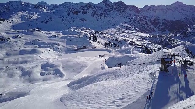 寒假，无人机旅行视频，4k空中座椅升降机空滑雪坡视频素材