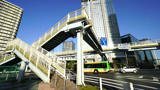 行人天桥在Toyosu 2丁目路口在Toyosu, Koto，日本东京。视频素材