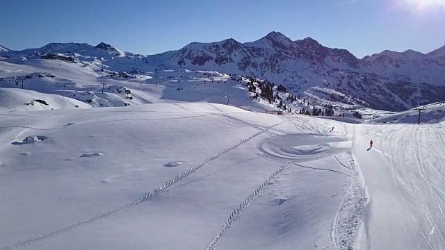 寒假，4k空中滑雪情侣视频素材