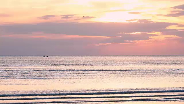 金色田园诗般的泰国湾日落，当太阳落进温和的海浪，泰国，Chanthaburi视频素材