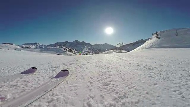 寒假，滑雪者的视角在阳光明媚的冬日滑雪视频素材