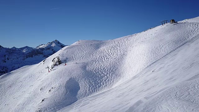 4k无人机航拍滑雪斜坡和升降机视频素材