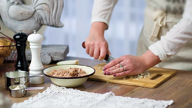 在厨房里准备食物的女人视频素材