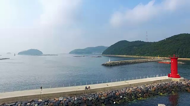 延明村(韩国最受欢迎的艺术村之一)防波堤鸟瞰图视频素材