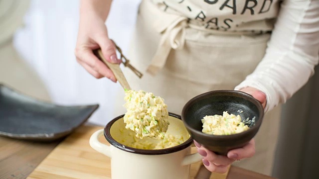 在厨房里准备食物的女人视频素材