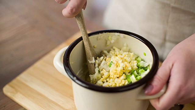 在厨房里准备食物的女人视频素材