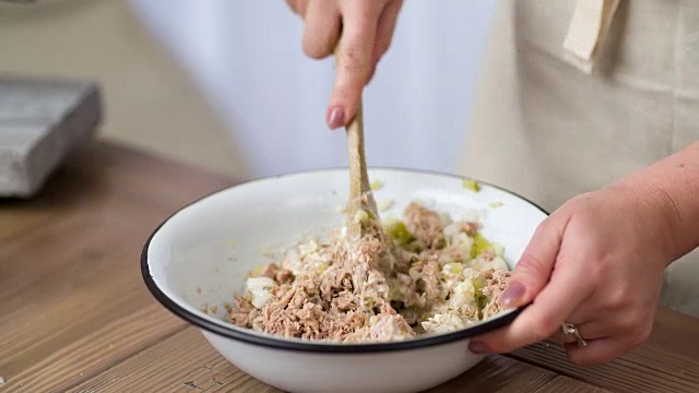 在厨房里准备食物的女人视频素材