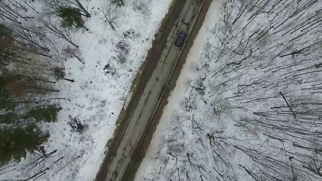 汽车在乡村道路上通过的鸟瞰图视频素材