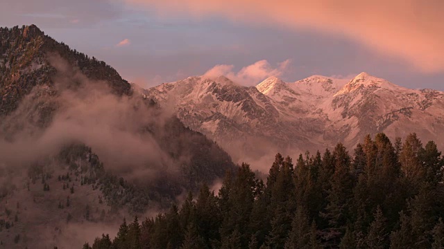 鸟瞰图飞向雪山在日落视频素材