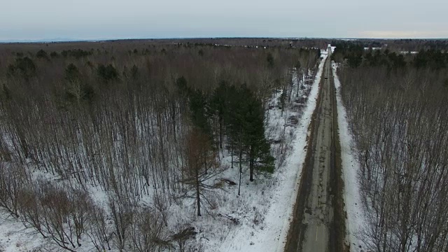 汽车在乡村道路上通过的鸟瞰图视频素材