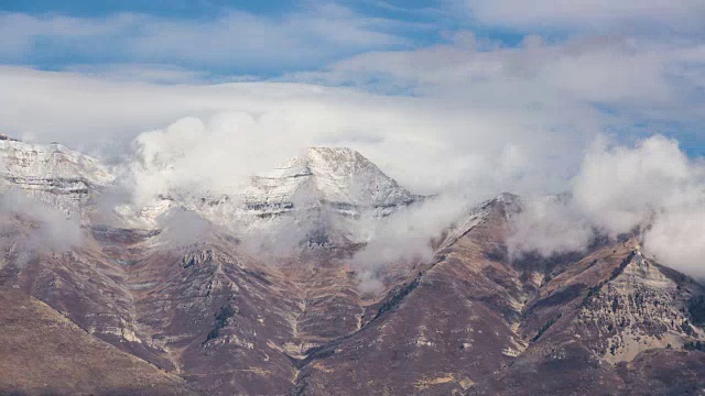 随着云的移动，雪山顶部的时间流逝视频素材