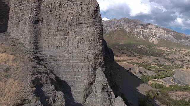 飞向岩石峭壁视频素材